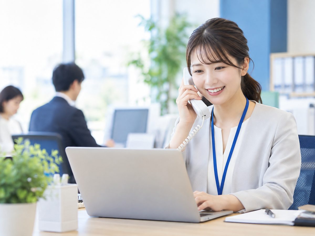 電話で対応するスタッフの様子